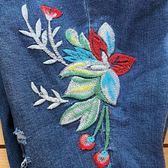 CATO Floral Embroidered Distressed Crop Jeans Sz 28W Blue Denim High Rise NWT - Picture 13 of 16
